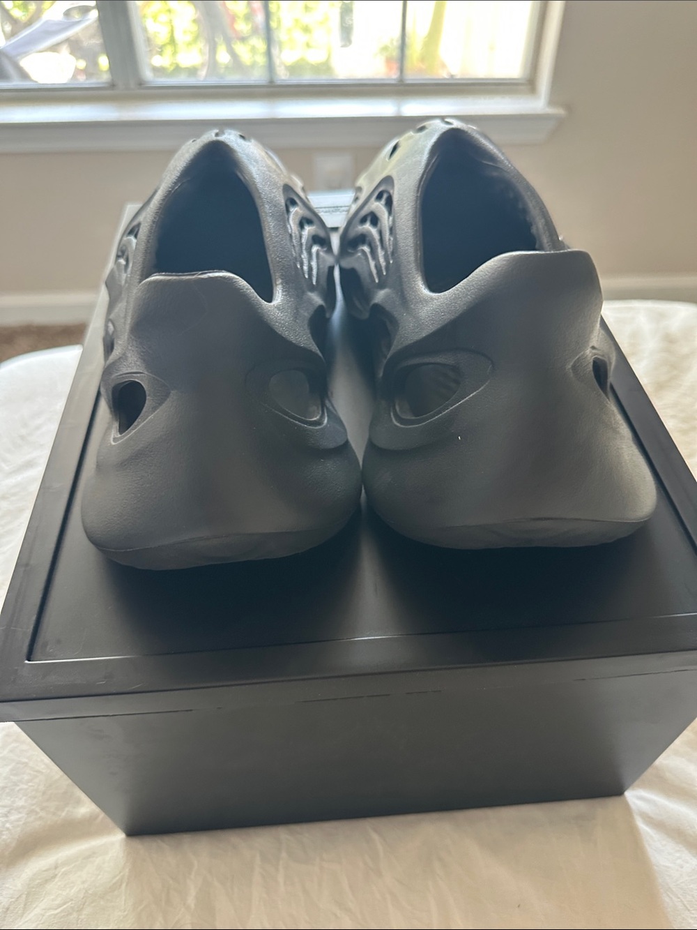 Carbon Yeezy Foam Runner - Picture 5 of 7